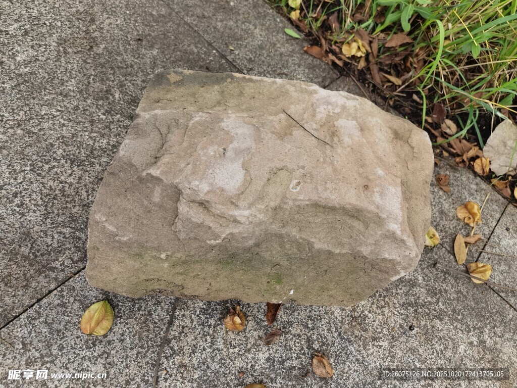 路边的灰色大石头