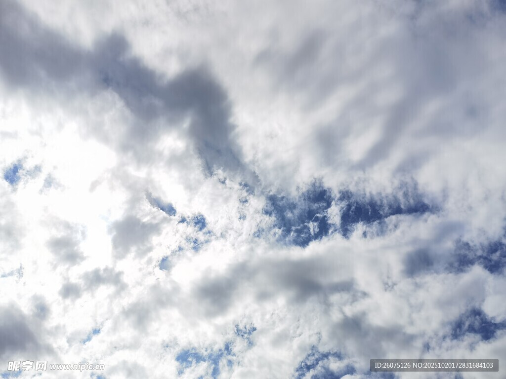 天空中飘浮的絮状云朵