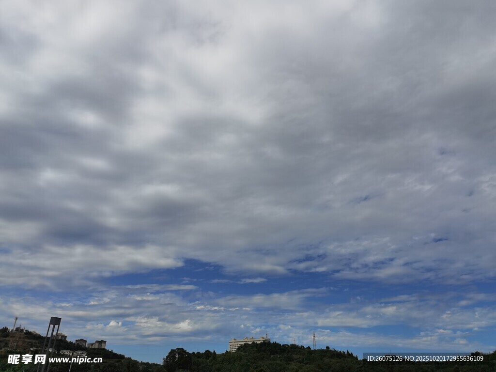 天空中密布的厚重云层