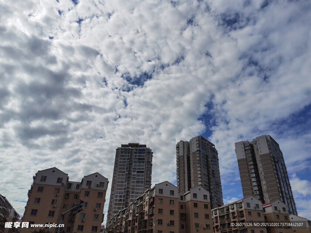 城市高楼与蓝天白云