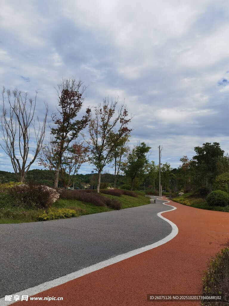 蜿蜒多彩的户外骑行小路