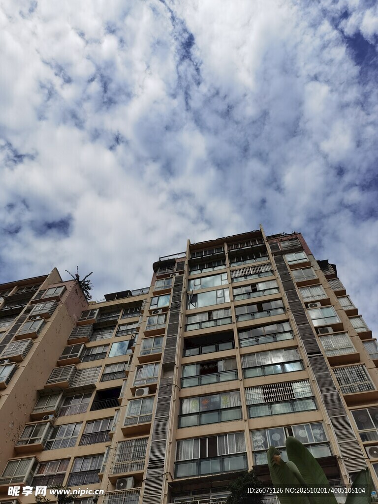 高层住宅楼与蓝天白云