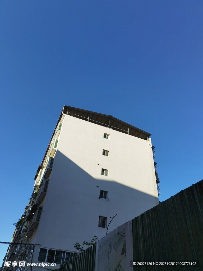 白色高楼与蓝天