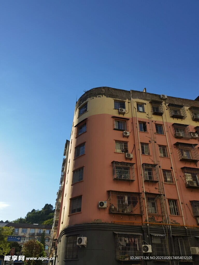 复古多层居民楼外观