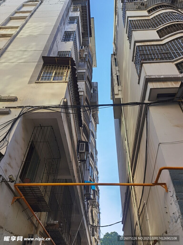 狭窄小巷中的建筑景观