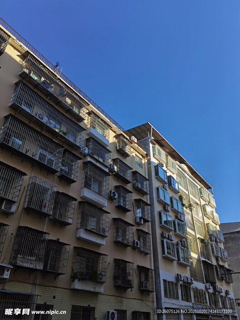 城市中的老旧居民楼
