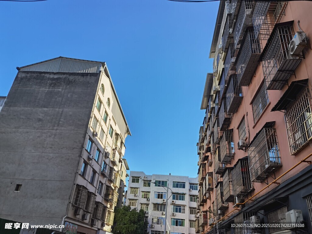 老旧居民楼间的晴朗天空