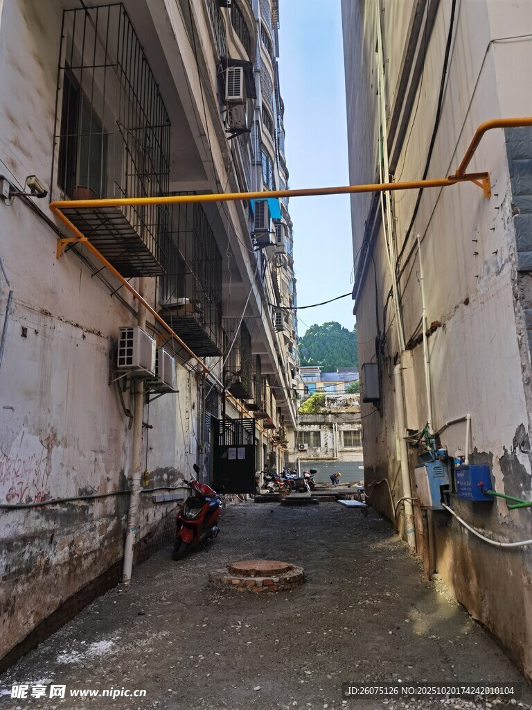 老旧狭窄小巷内景