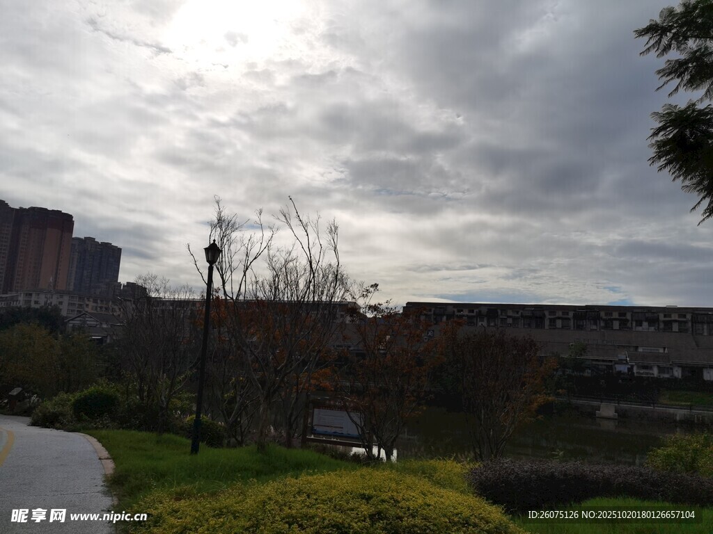 阴天城市公园景观