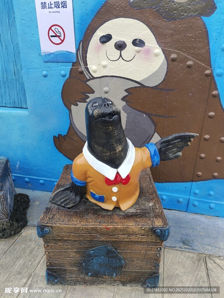 海獭玩偶坐于宝箱上