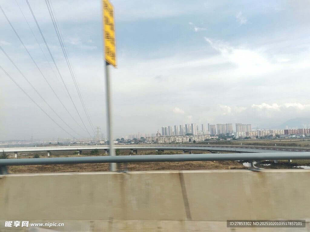 公路旁景色
