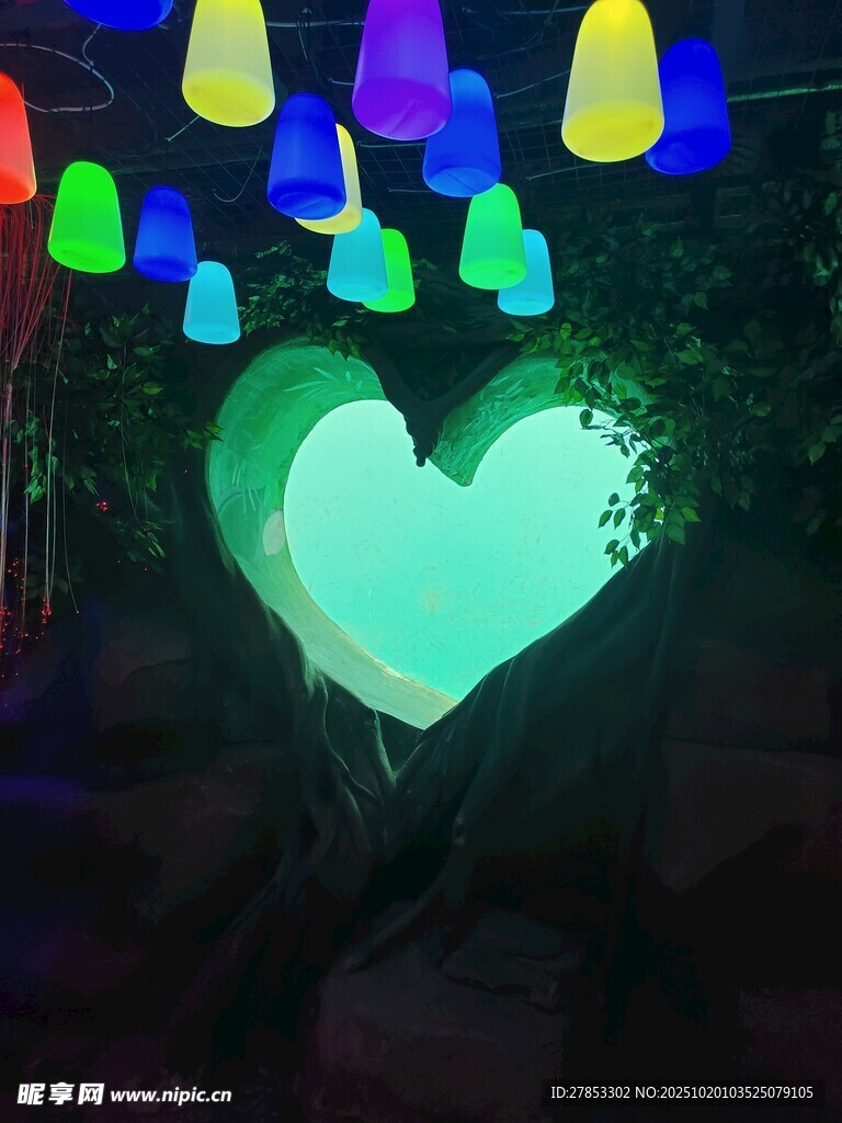 心形光影与彩色吊灯美景
