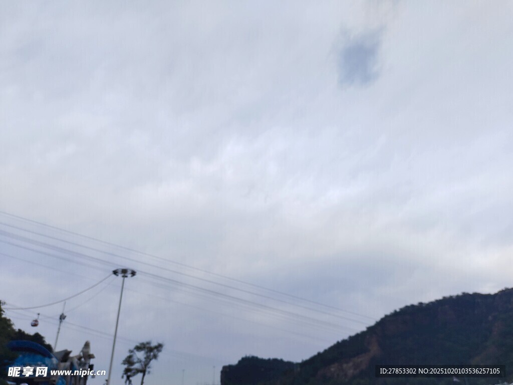 山间天空与电线景象