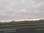 公路边的阴沉天空景色