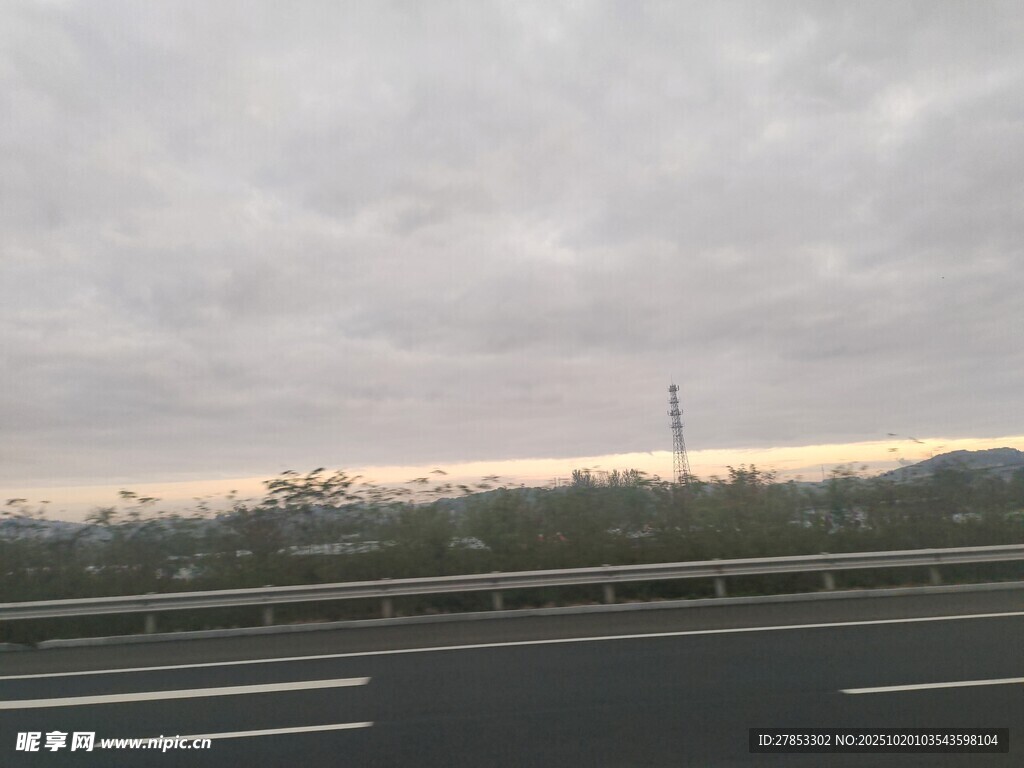 公路边的阴沉天空景色
