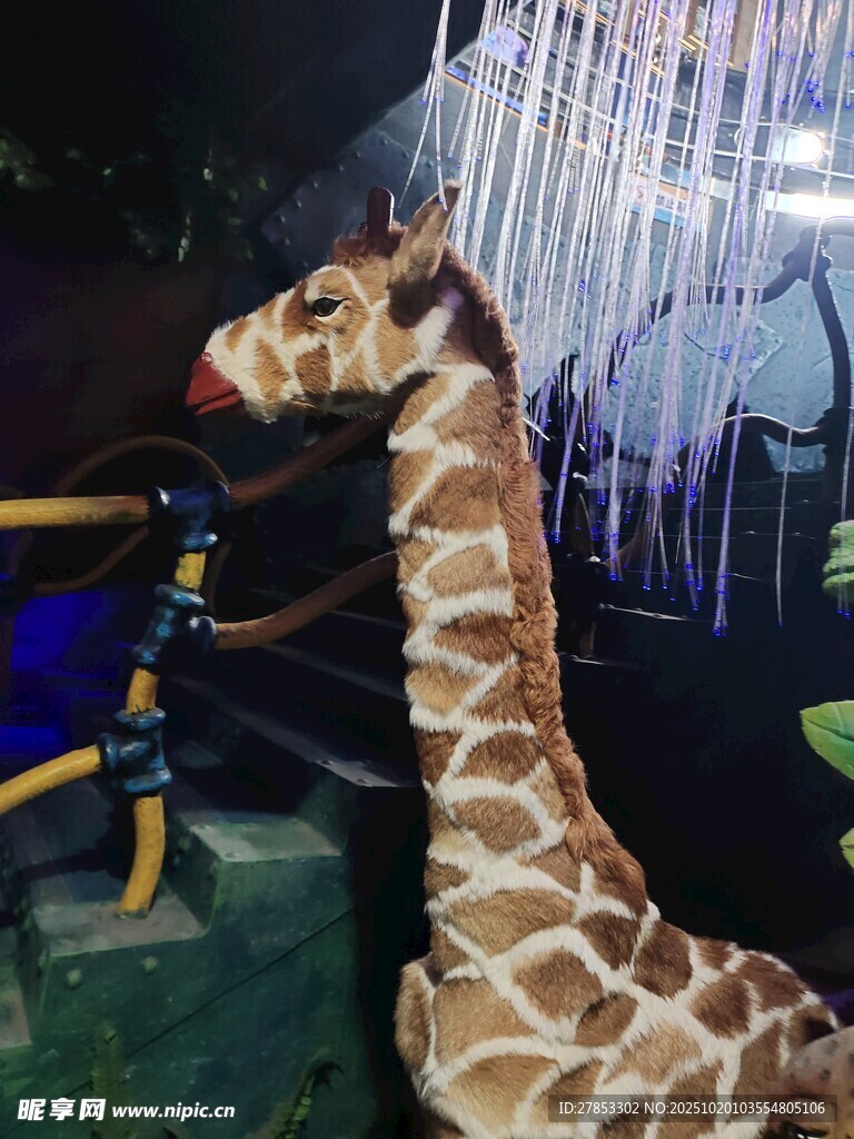 仿真长颈鹿置身奇幻场景