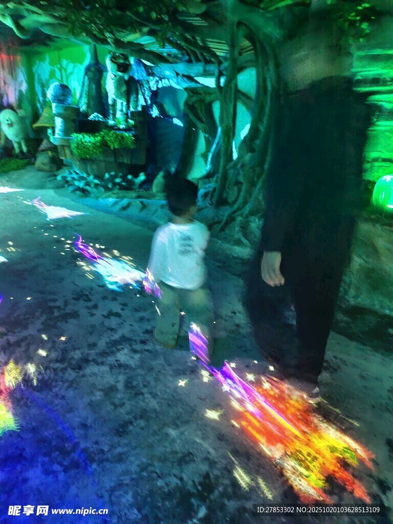 梦幻灯光下的亲子漫步场景