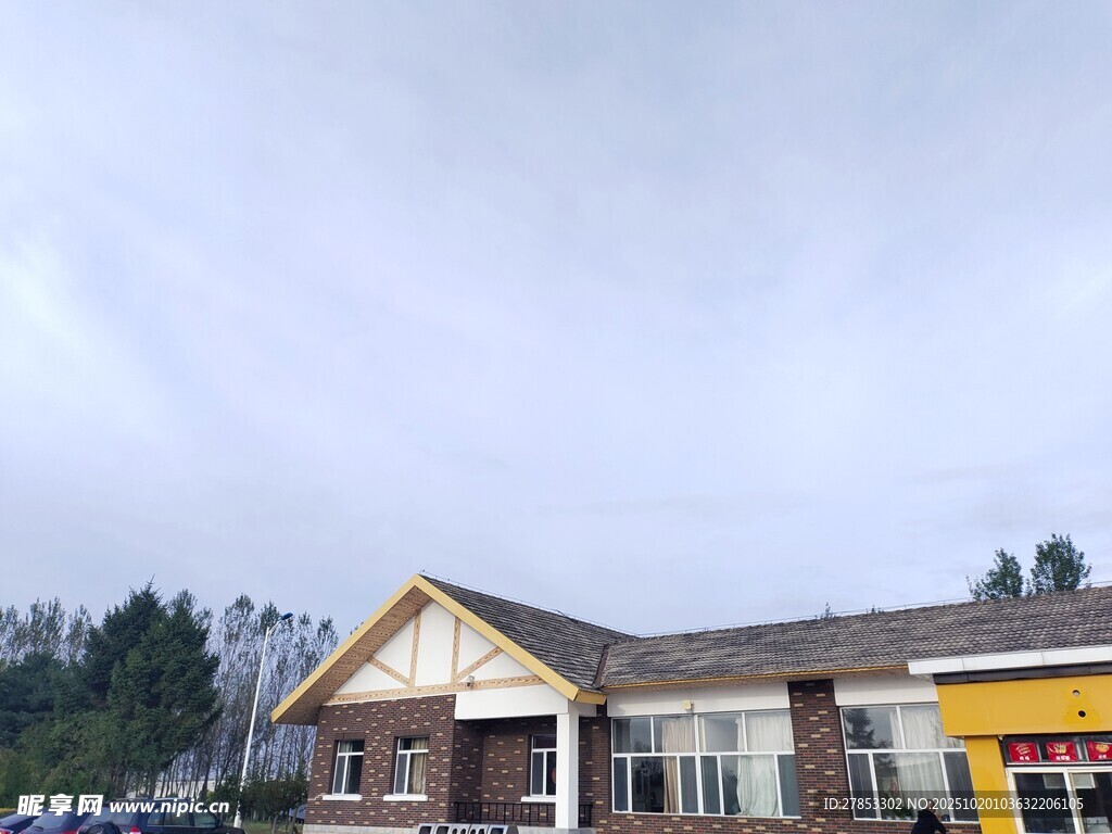 小镇街边建筑景象