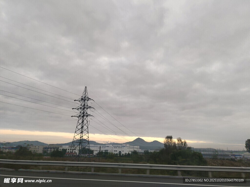 黄昏下的输电塔与公路景观