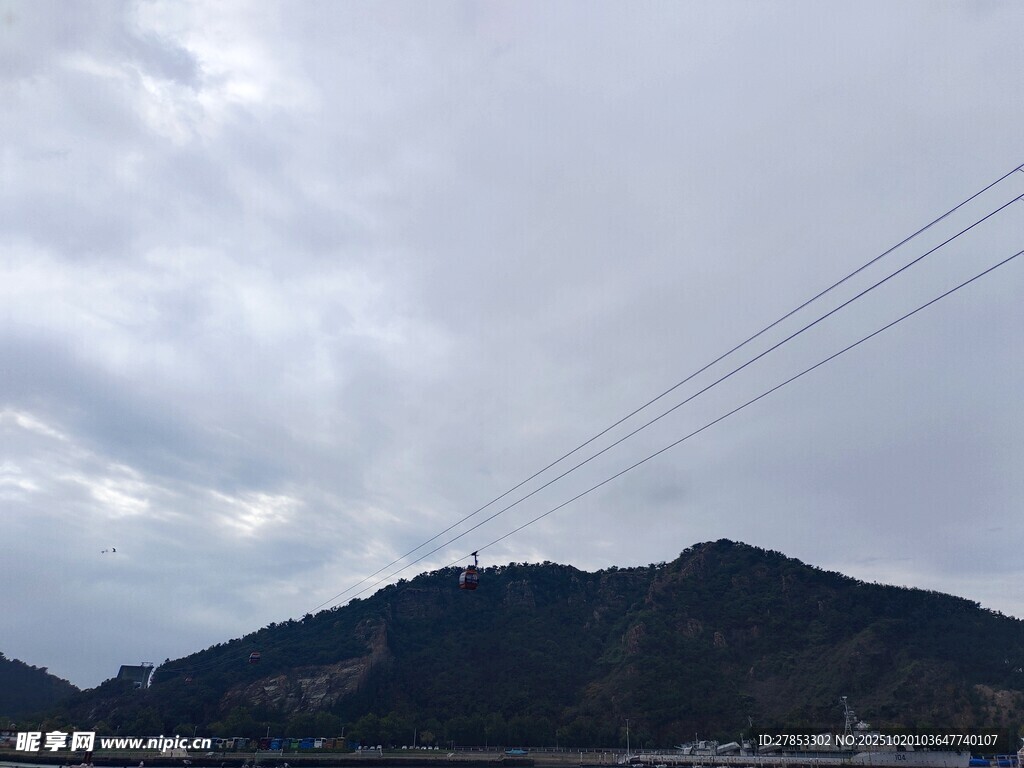 山间电线与朦胧远山