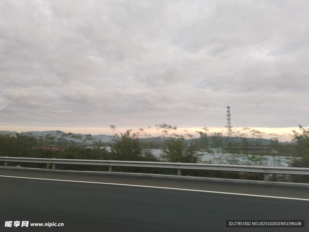 公路边的城市天际线景观