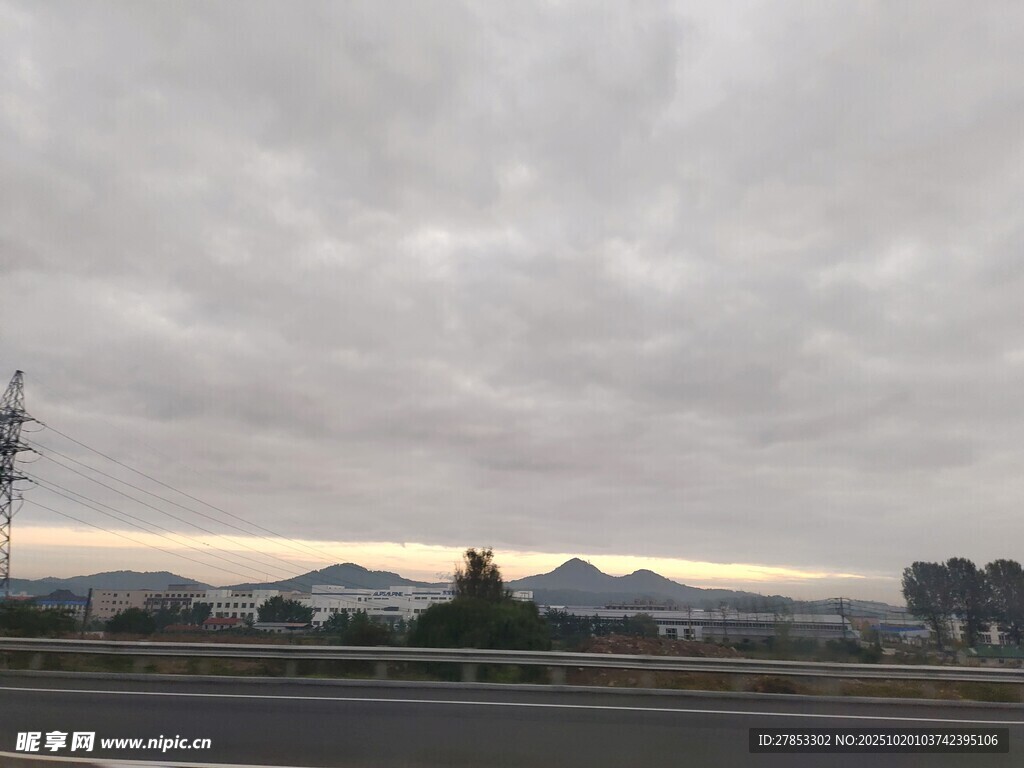 阴天公路边的远景风光