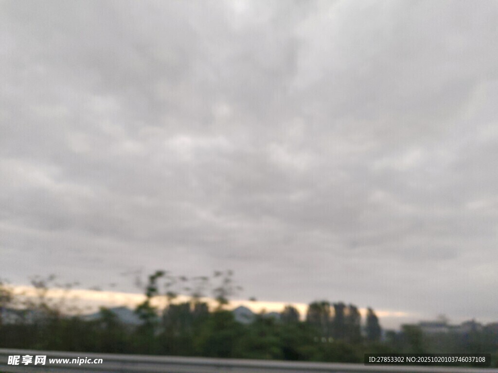 阴天公路边的朦胧天际