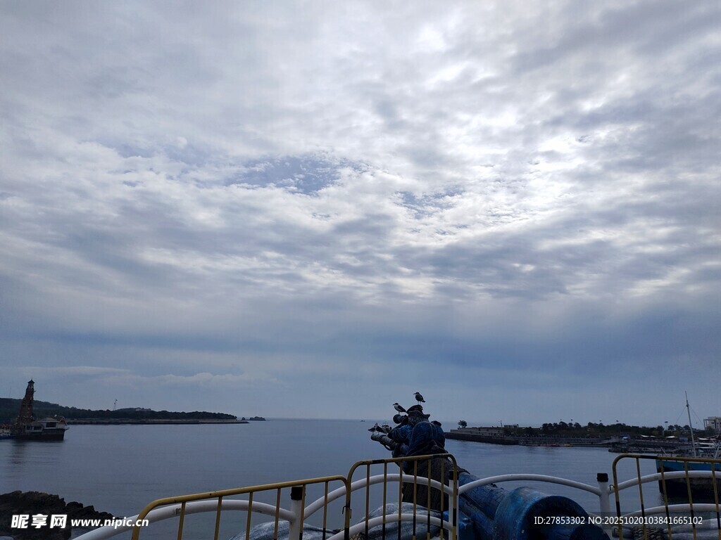 海上风光与远处建筑景观