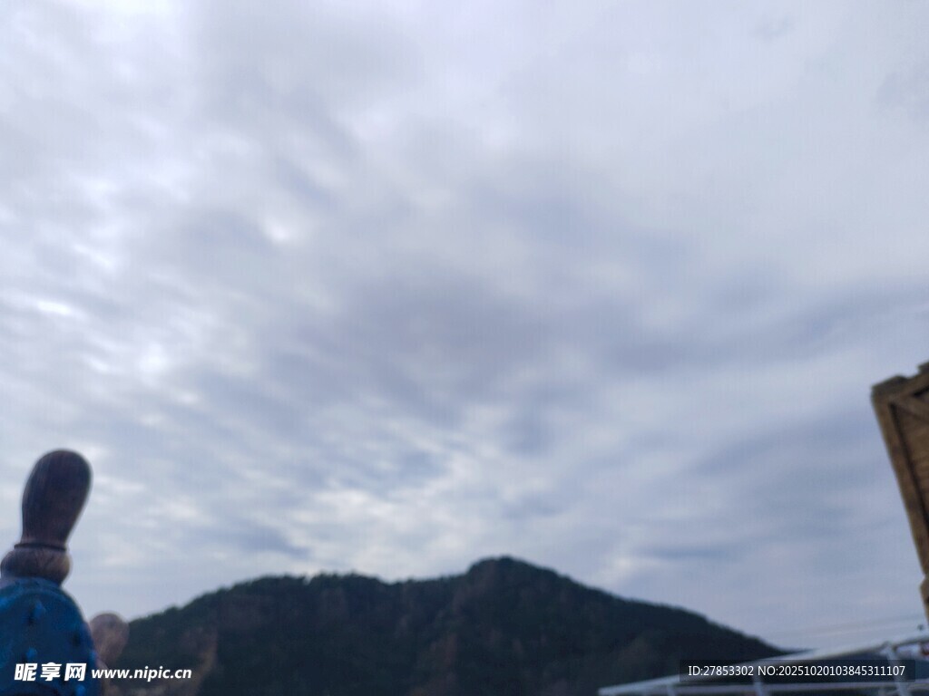船中远眺山景与天空