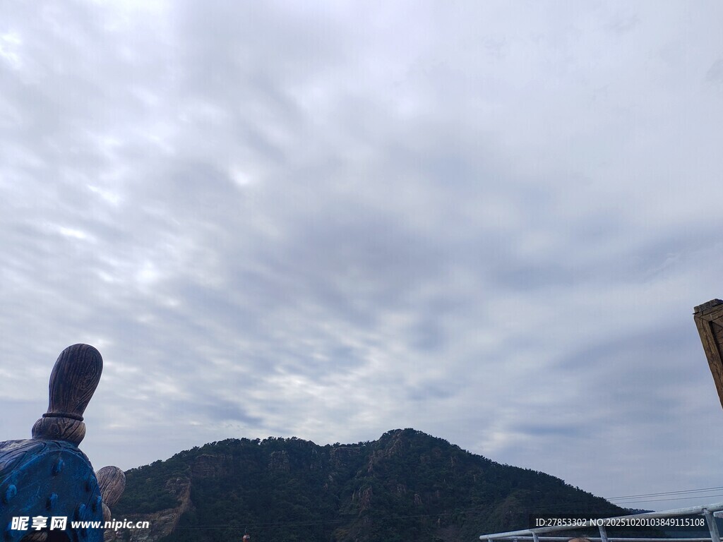 人于山间眺望多云天空