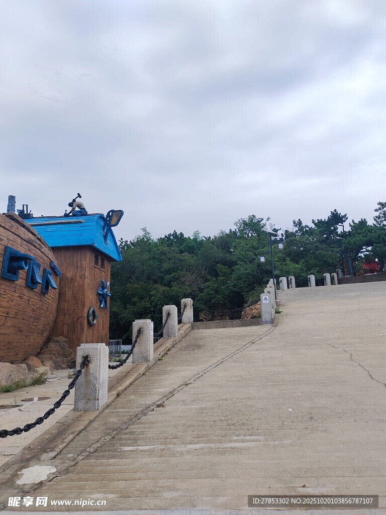 乡村小道旁的蓝顶建筑
