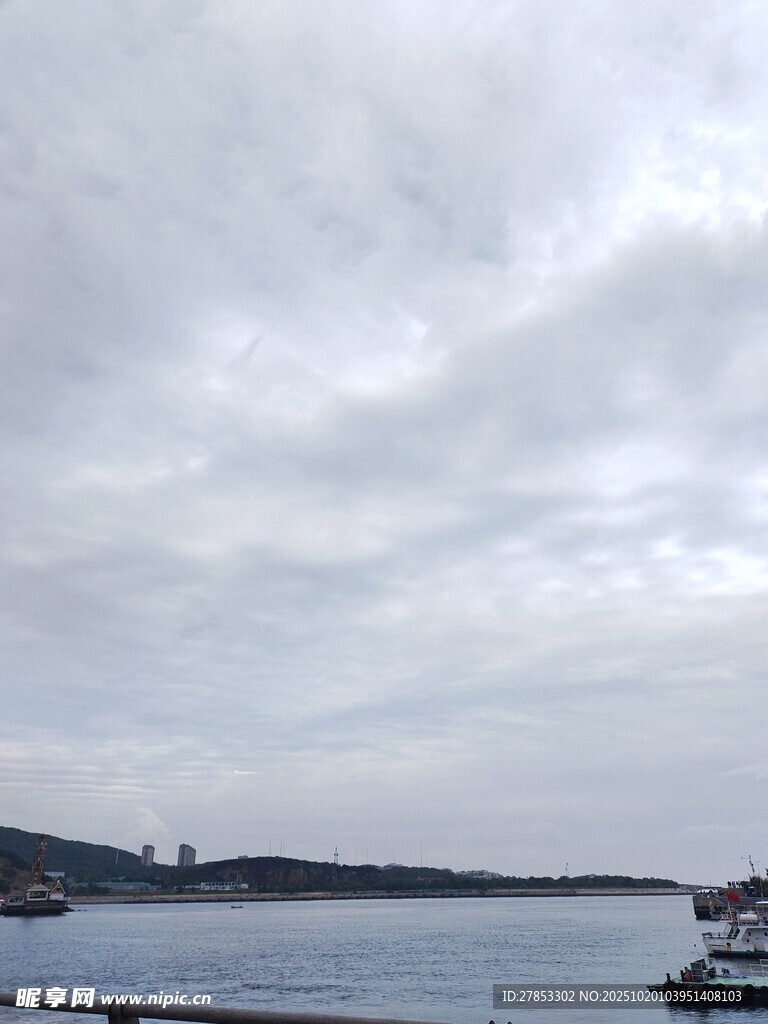 阴天湖畔景色