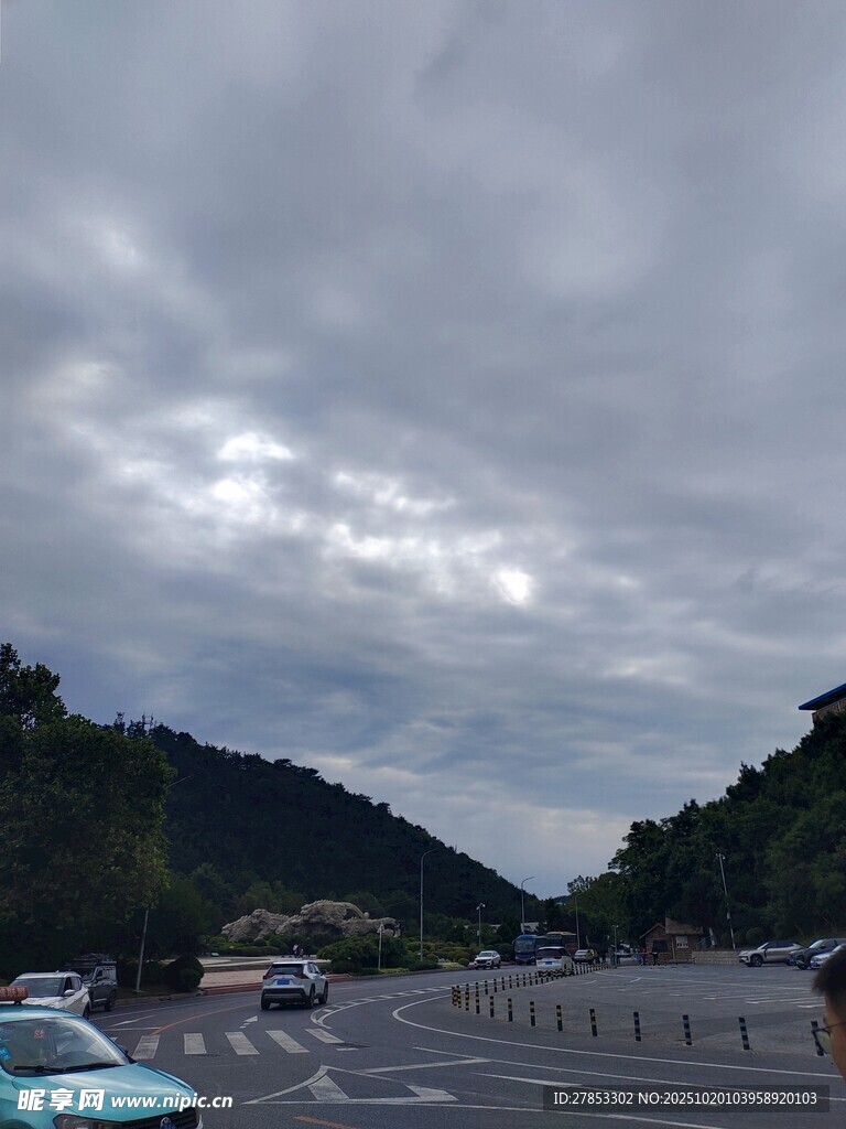 阴天停车场及远处山峦
