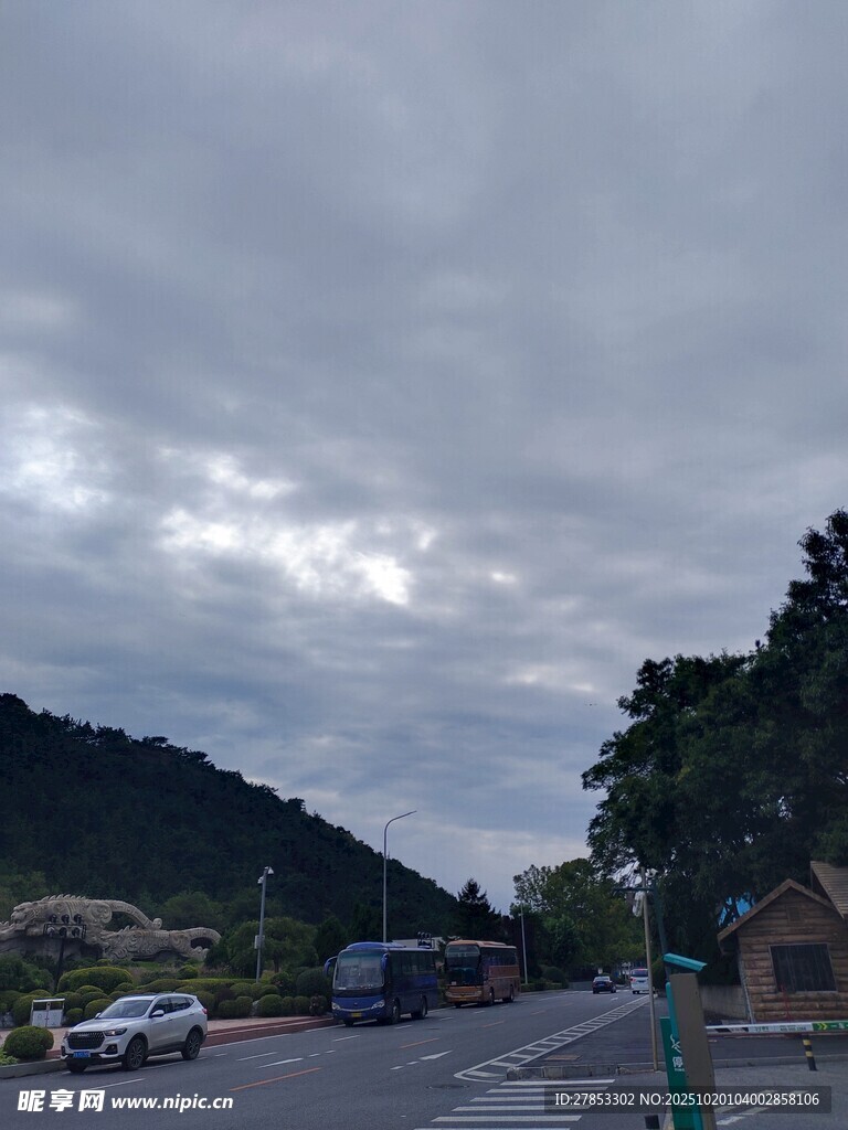 阴天公路边的车辆与山林