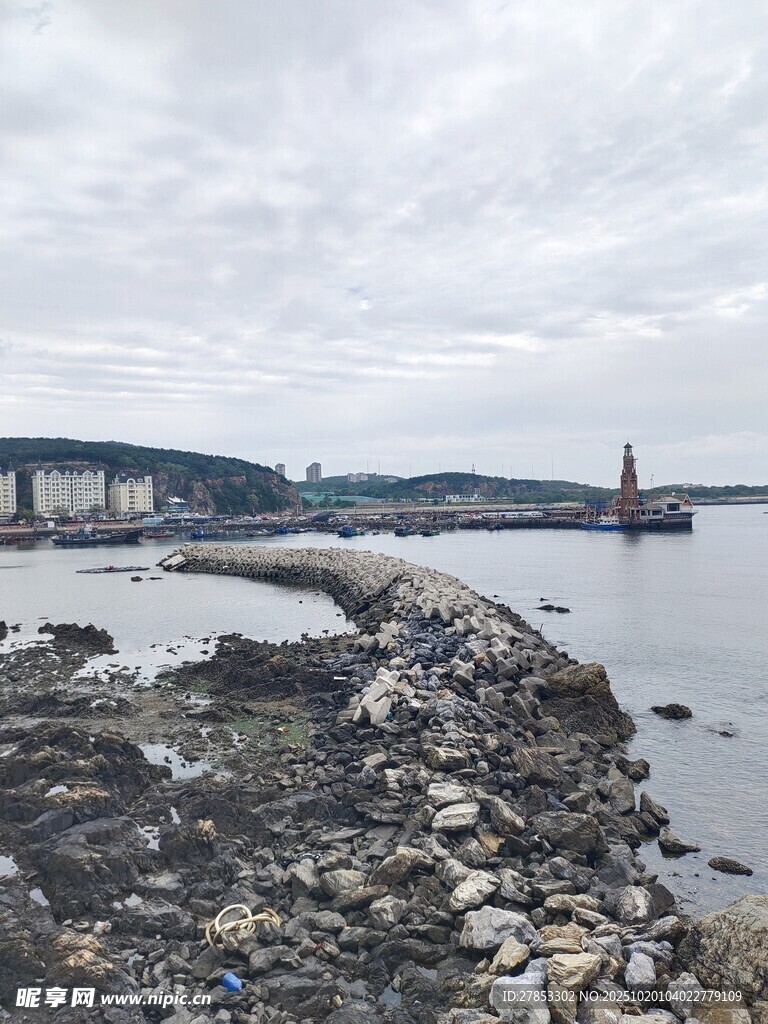 海滨石滩与远处建筑景观