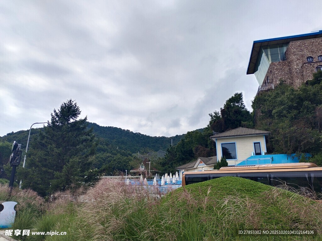 山间小屋旁的清新景致