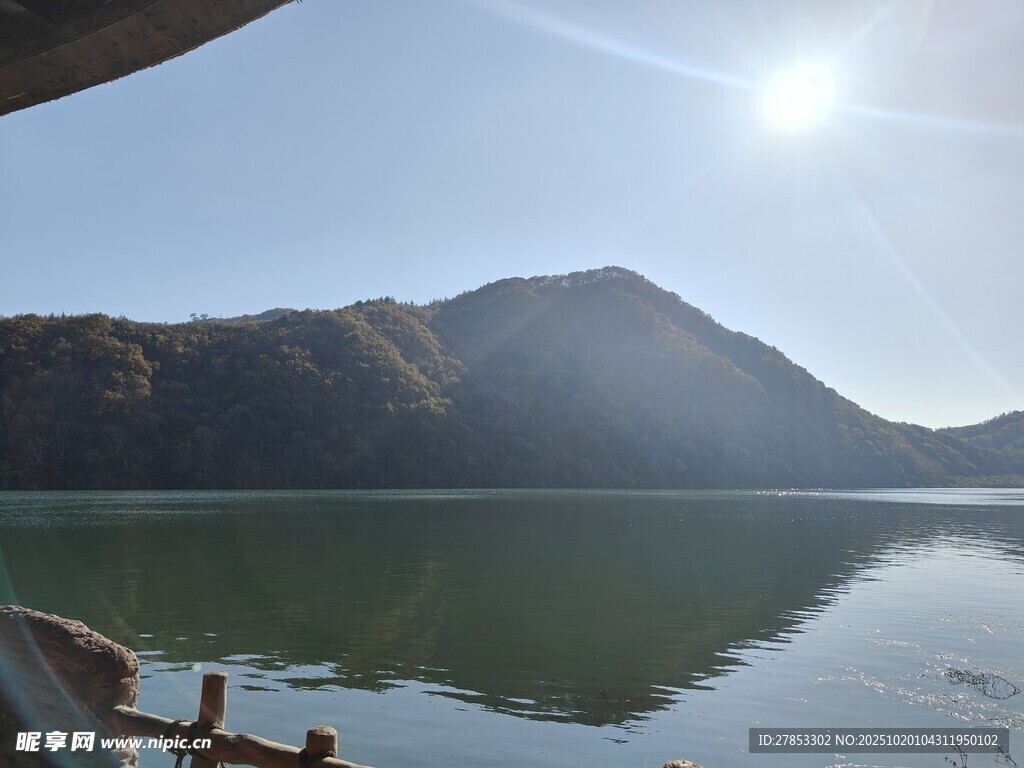 湖畔山景