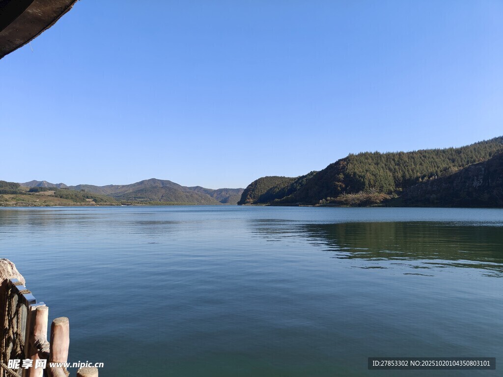 宁静湖畔风光