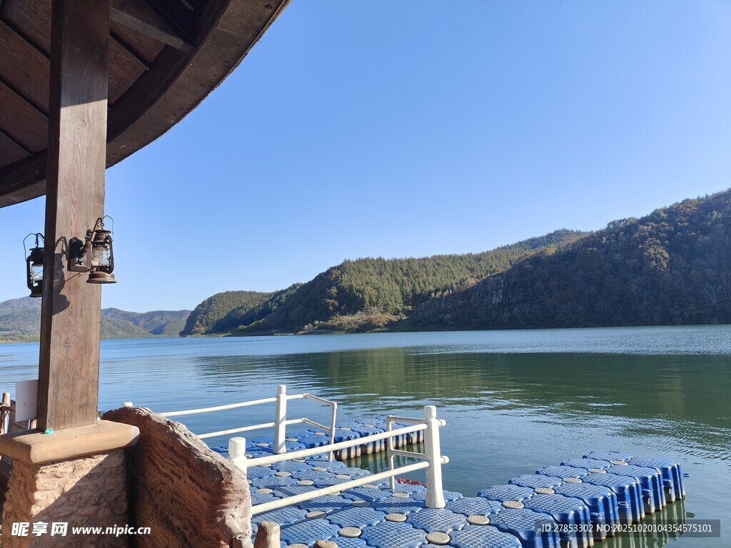 湖畔木质平台风景