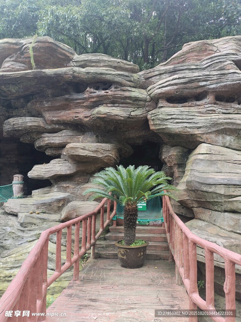 山间石景栈道与绿植景观