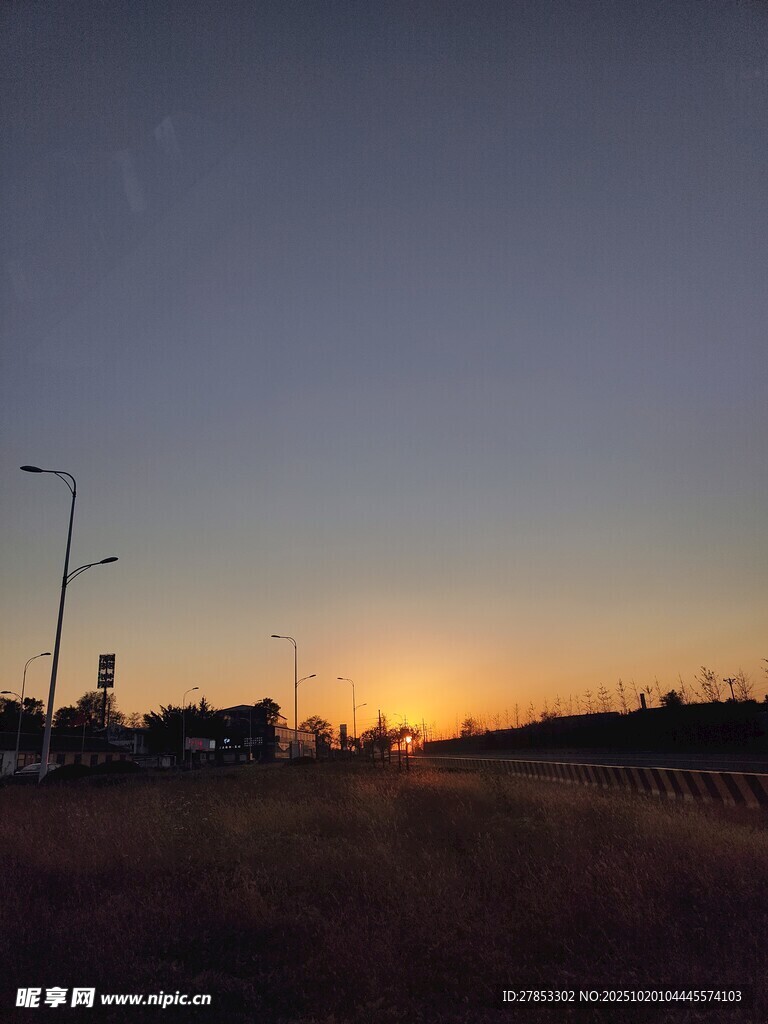 黄昏时分的户外道路景象