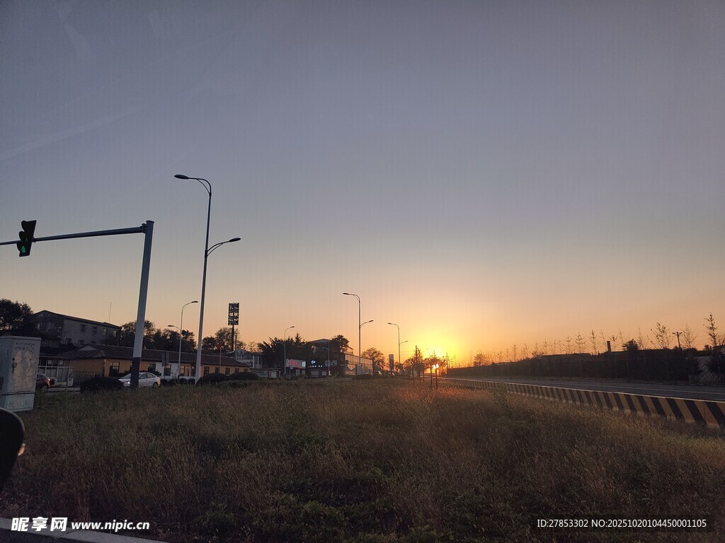 日落时分的城市道路景观