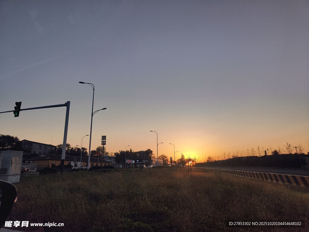 黄昏时的城市道路景观