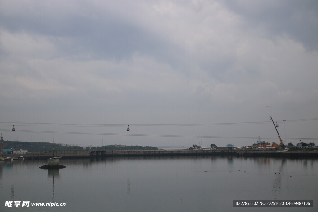 湖畔远景