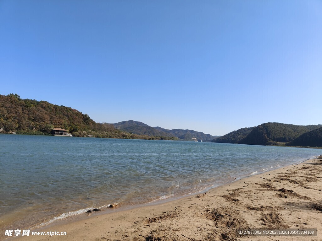 宁静湖畔沙滩风光