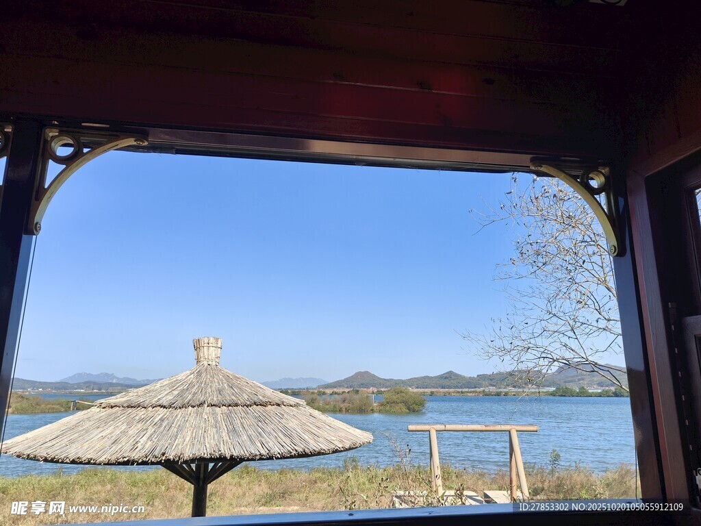 湖畔凉亭外的悠然景致