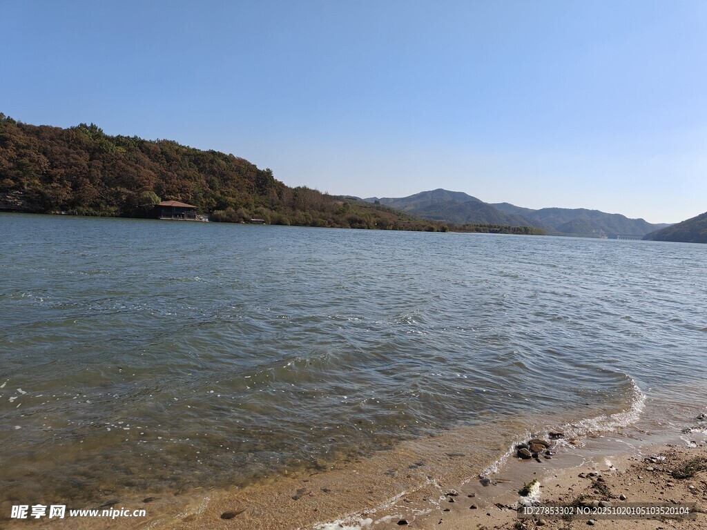 宁静湖畔风光