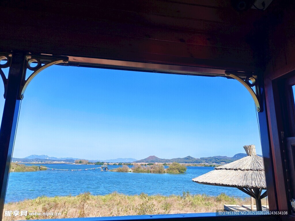 窗边眺望美丽湖景风光