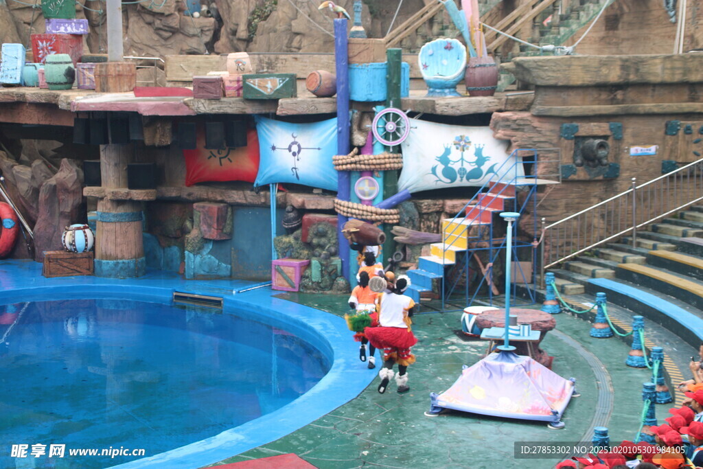水上乐园欢乐游玩场景