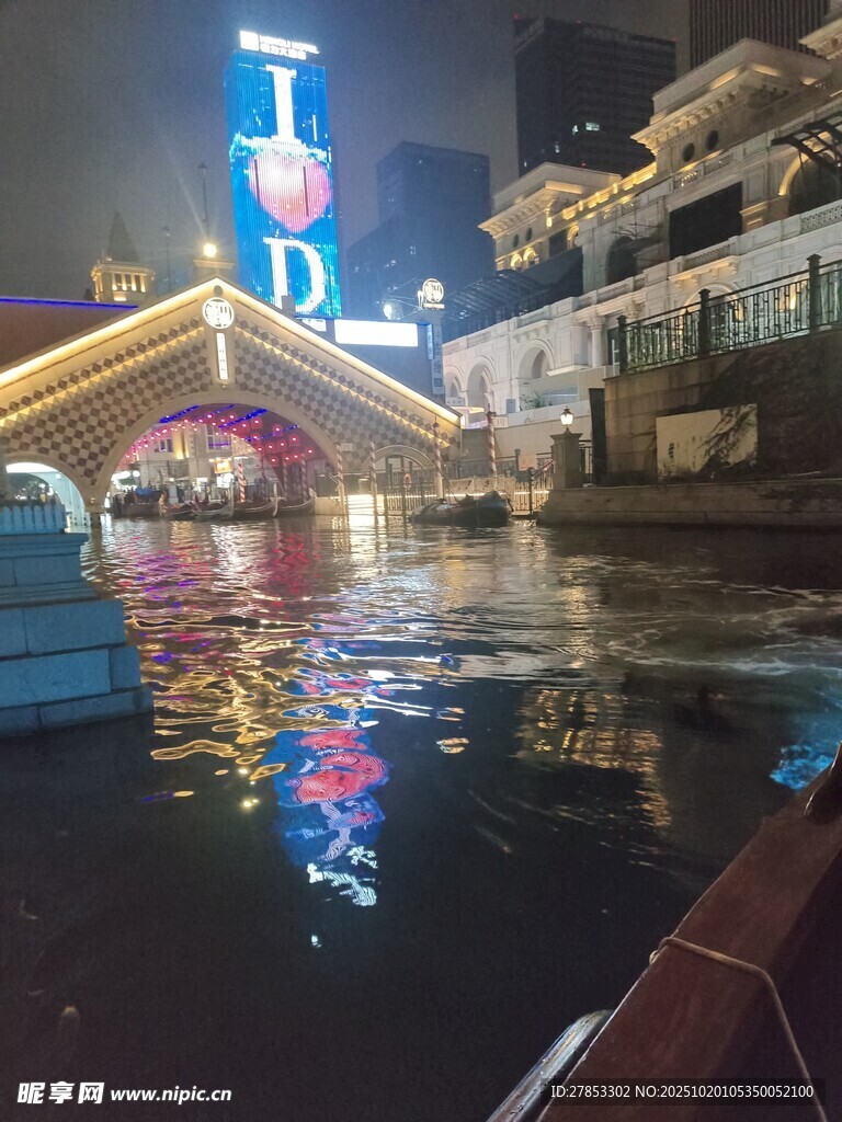 城市河畔璀璨夜景倒影